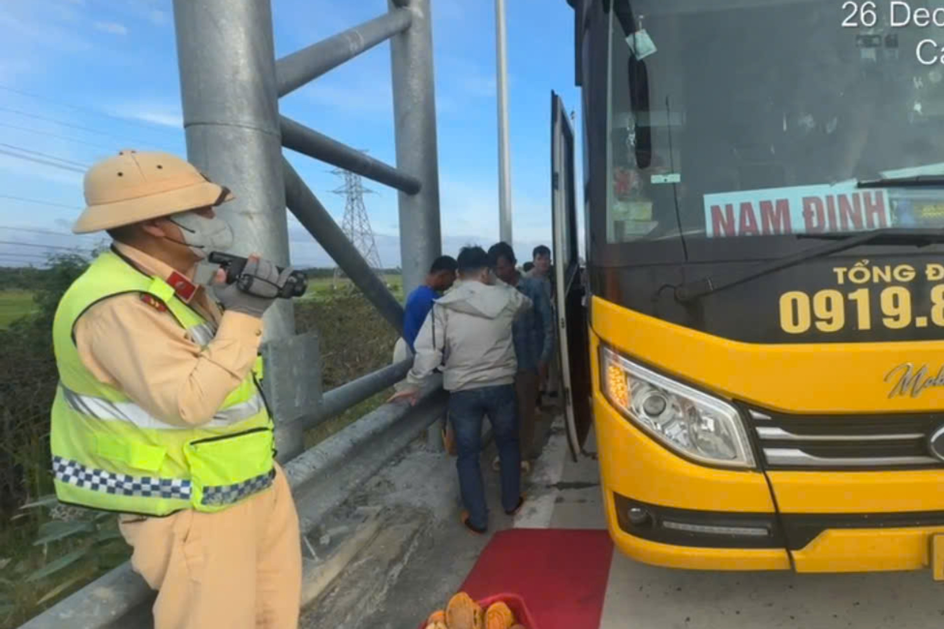  Xe khách chở quá 13 người, chủ và lái xe bị phạt gần 100 triệu đồng 