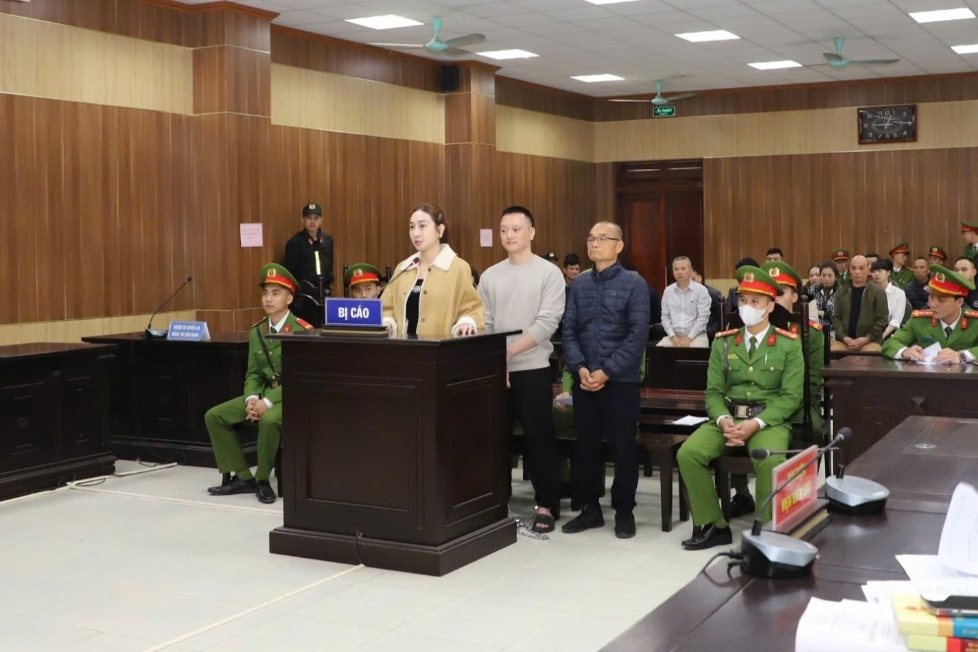  Xét xử vợ chồng trùm giang hồ Vi ‘ngộ’ 