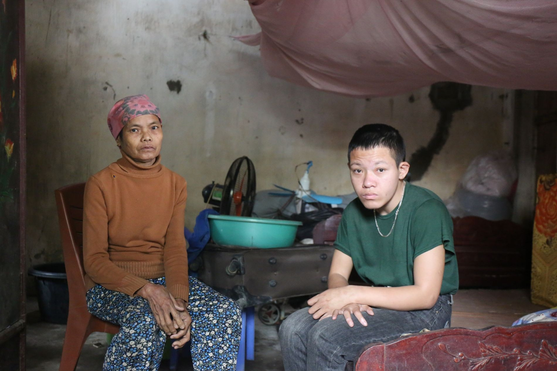 Xót xa cảnh bà mắc ung thư chăm cháu bệnh thần kinh trong căn nhà dột nát