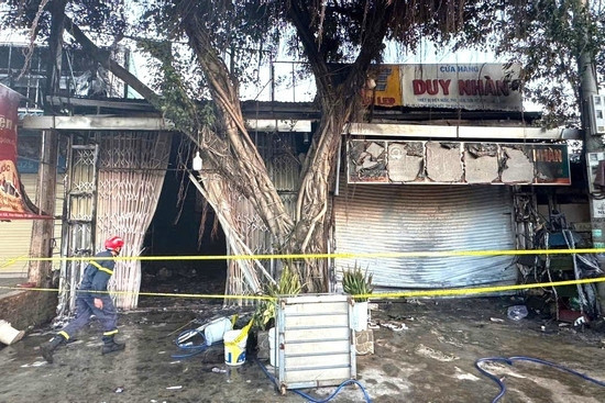  Bản tin trưa 27/12: Cháy tiệm điện nước, 4 người trong gia đình tử vong 