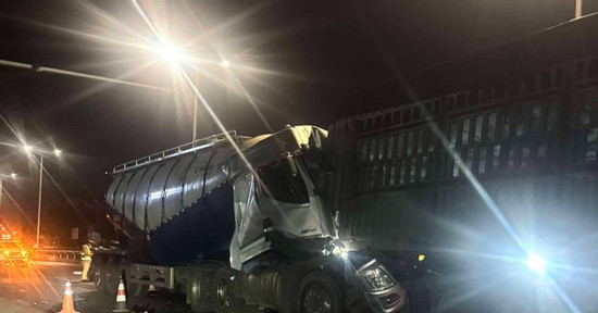 Bản tin chiều 27/12: Va chạm giữa xe đầu kéo trên Quốc lộ 5, một người tử vong