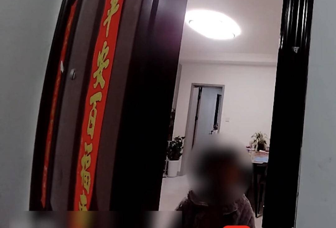 Bé gái 4 tuổi gọi cảnh sát lúc tối muộn, nói câu khiến người lớn nghẹn lòng