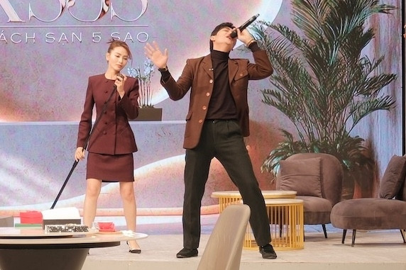 Diễn viên đứng sau phim 100 tỷ hát cùng MC Huyền Trang trên VTV