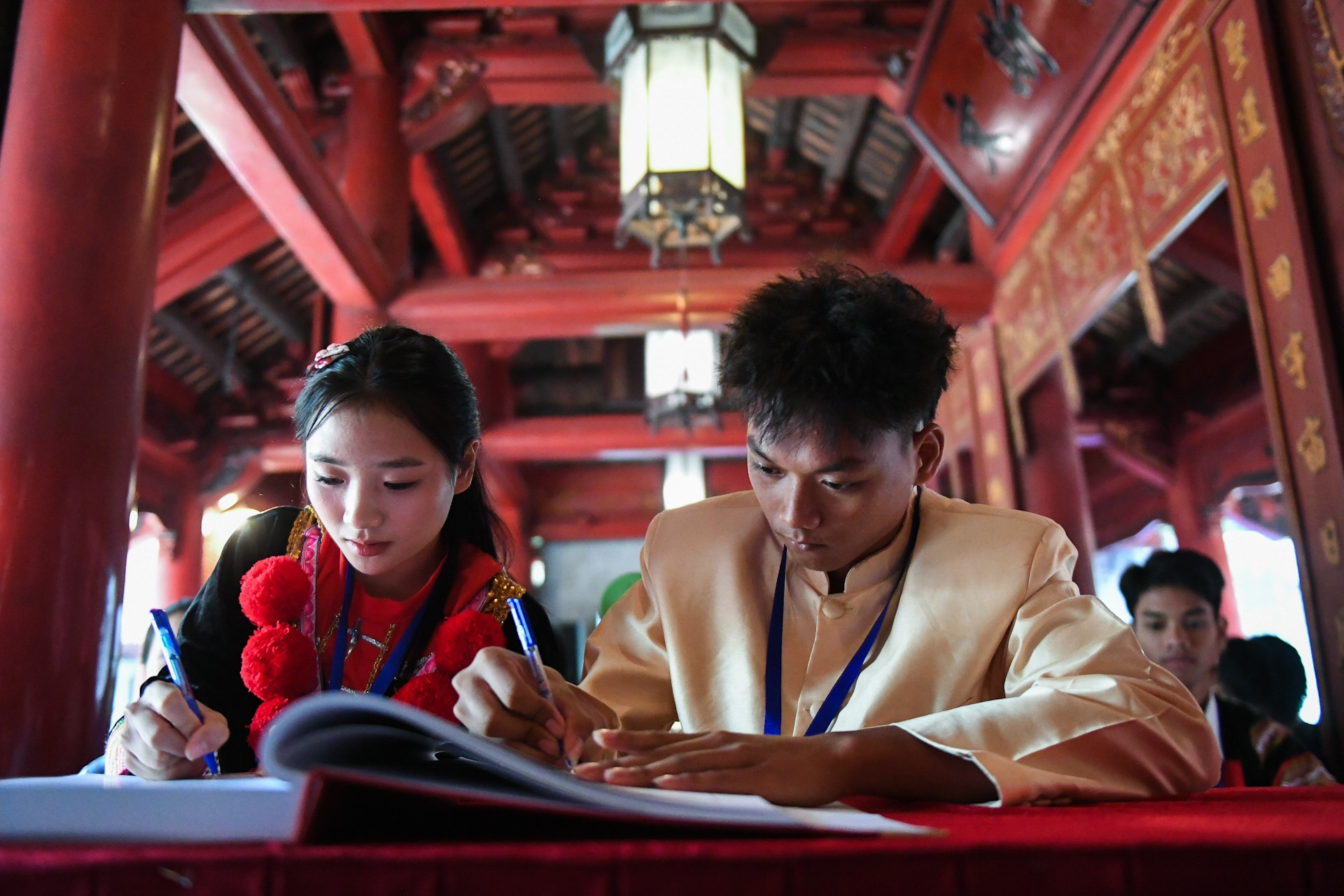  Đoàn học sinh, sinh viên, thanh niên DTTS xuất sắc, tiêu biểu ghi sổ vàng tại Văn Miếu 