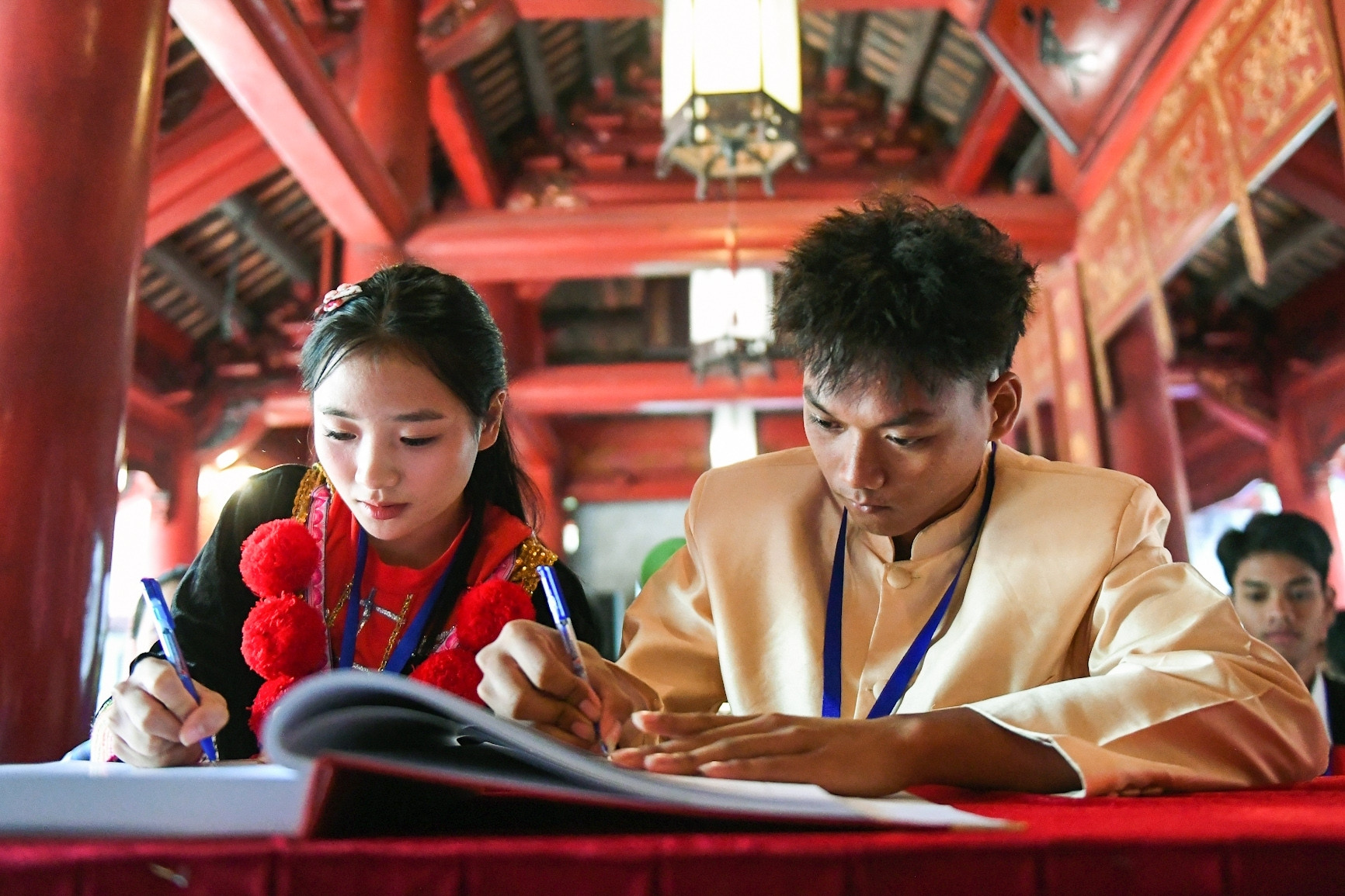 Đoàn học sinh, sinh viên, thanh niên DTTS xuất sắc, tiêu biểu ghi sổ vàng tại Văn Miếu