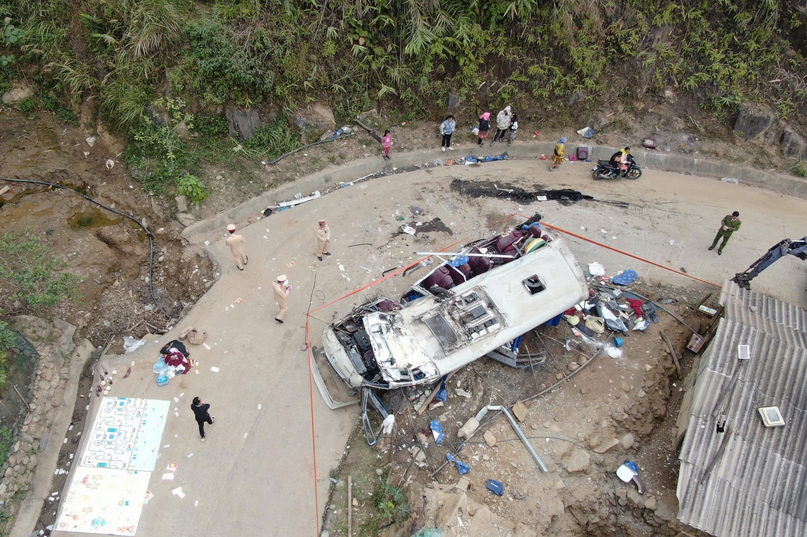  Hiện trường vụ xe chở đoàn từ thiện bị lật khiến 9 người tử vong 