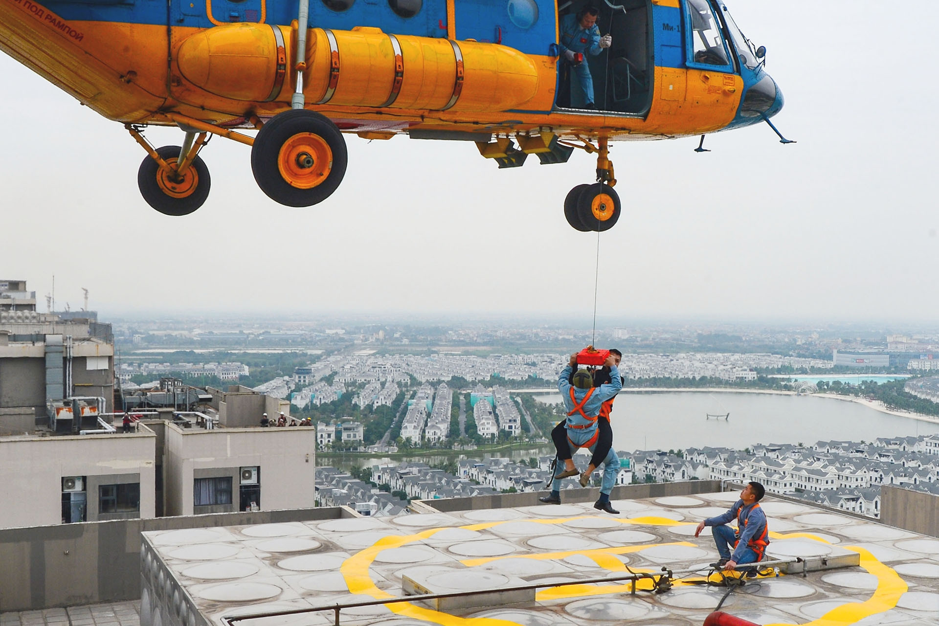 Huy động trực thăng, robot cùng 4.000 người tập chữa cháy chung cư ở Hà Nội