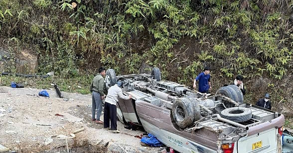 Lào Cai: Xe khách lật ngửa dưới chân dốc, ít nh...