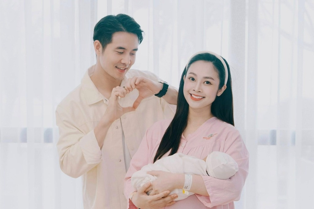 MC có nụ cười đẹp nhất VTV hạnh phúc bên con đầu lòng, Hòa Minzy dịu dàng