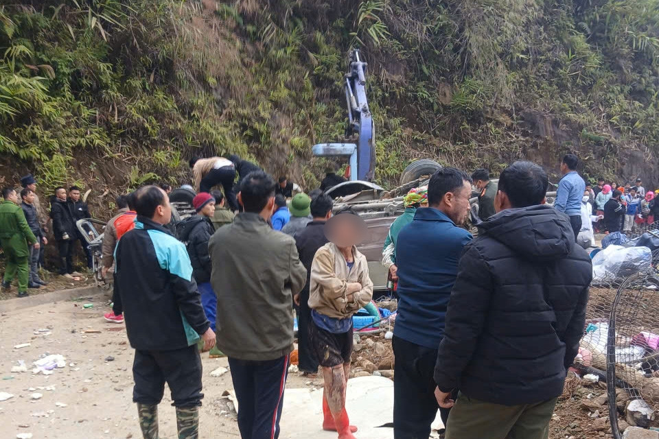  Nguyên nhân xe khách chở đoàn thiện nguyện lật ngửa, 8 người tử vong 