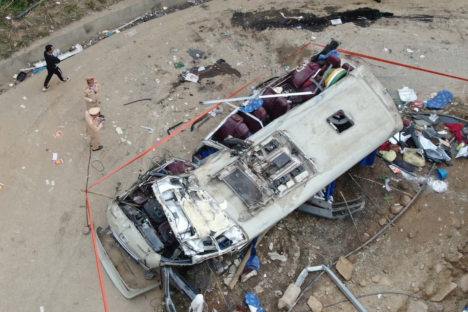 Nguyên nhân xe khách chở đoàn thiện nguyện lật ngửa, 9 người tử vong