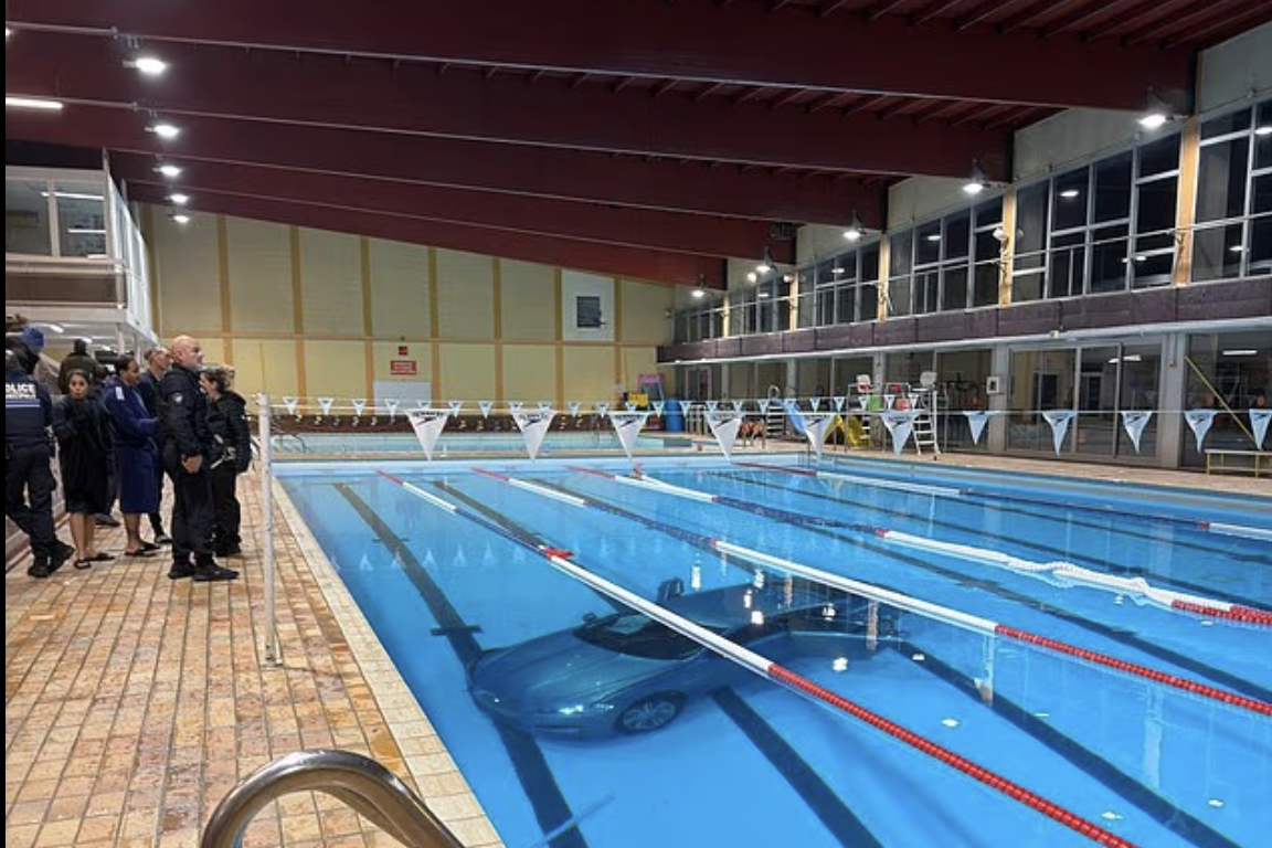 Nhầm chân ga, người mẹ lái ô tô lao xuống bể bơi khi con gái 5 tuổi ở trong xe