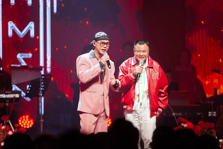  Phan Đinh Tùng bất ngờ diễn hài với NSND Tự Long và tặng nhẫn kim cương cho vợ 