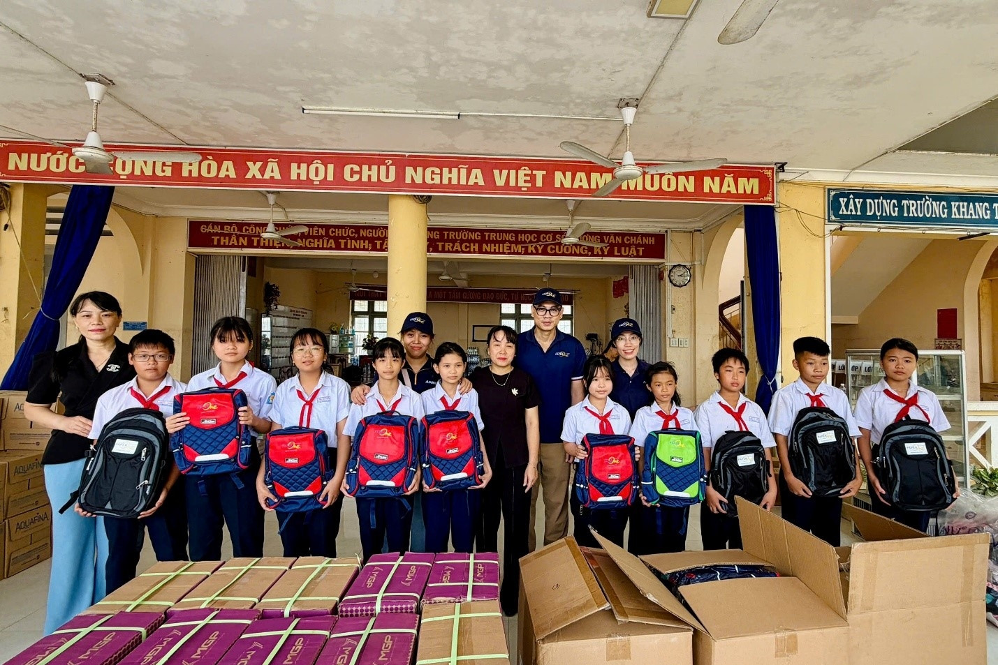 Quoc Huy Anh Corp và PaperOne tiếp sức học sinh miền Trung đến trường sau lũ