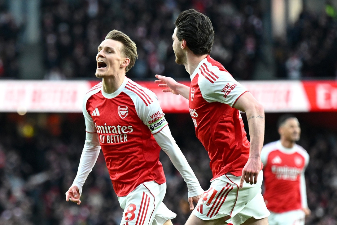 Hạ Brighton, Arsenal đòi lại ngôi đầu bảng