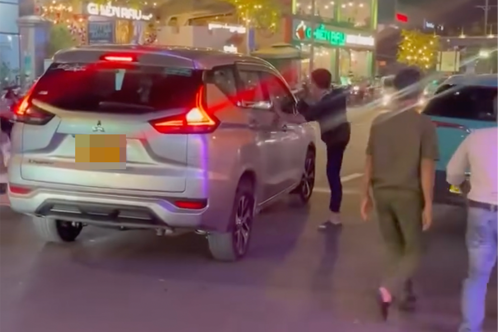 Truy xét nhóm khách nôn ói trên taxi, hành hung tài xế ở TPHCM