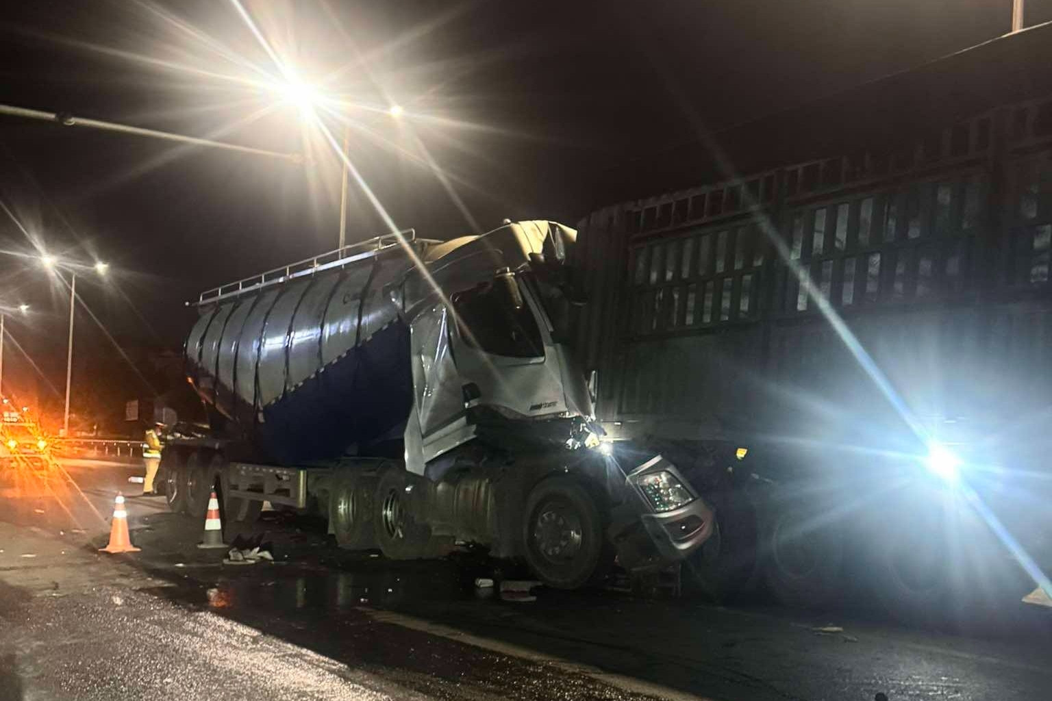 Va chạm giữa hai xe đầu kéo trên Quốc lộ 5, một người tử vong