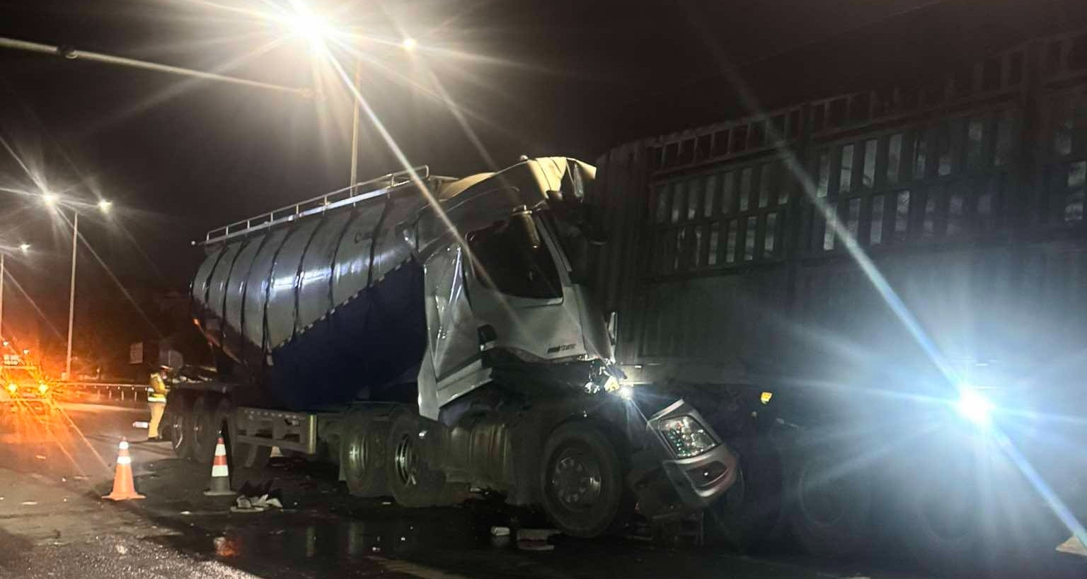 Va chạm giữa hai xe đầu kéo trên Quốc lộ 5, một người tử vong