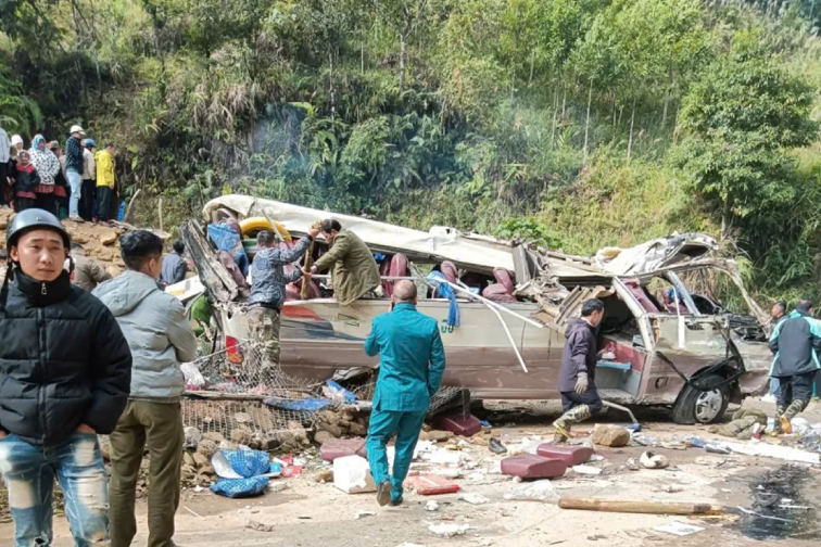 Vụ xe thiện nguyện bị lật: 1 người bị thương nặng, 8 nạn nhân chuyển về Hà Nội