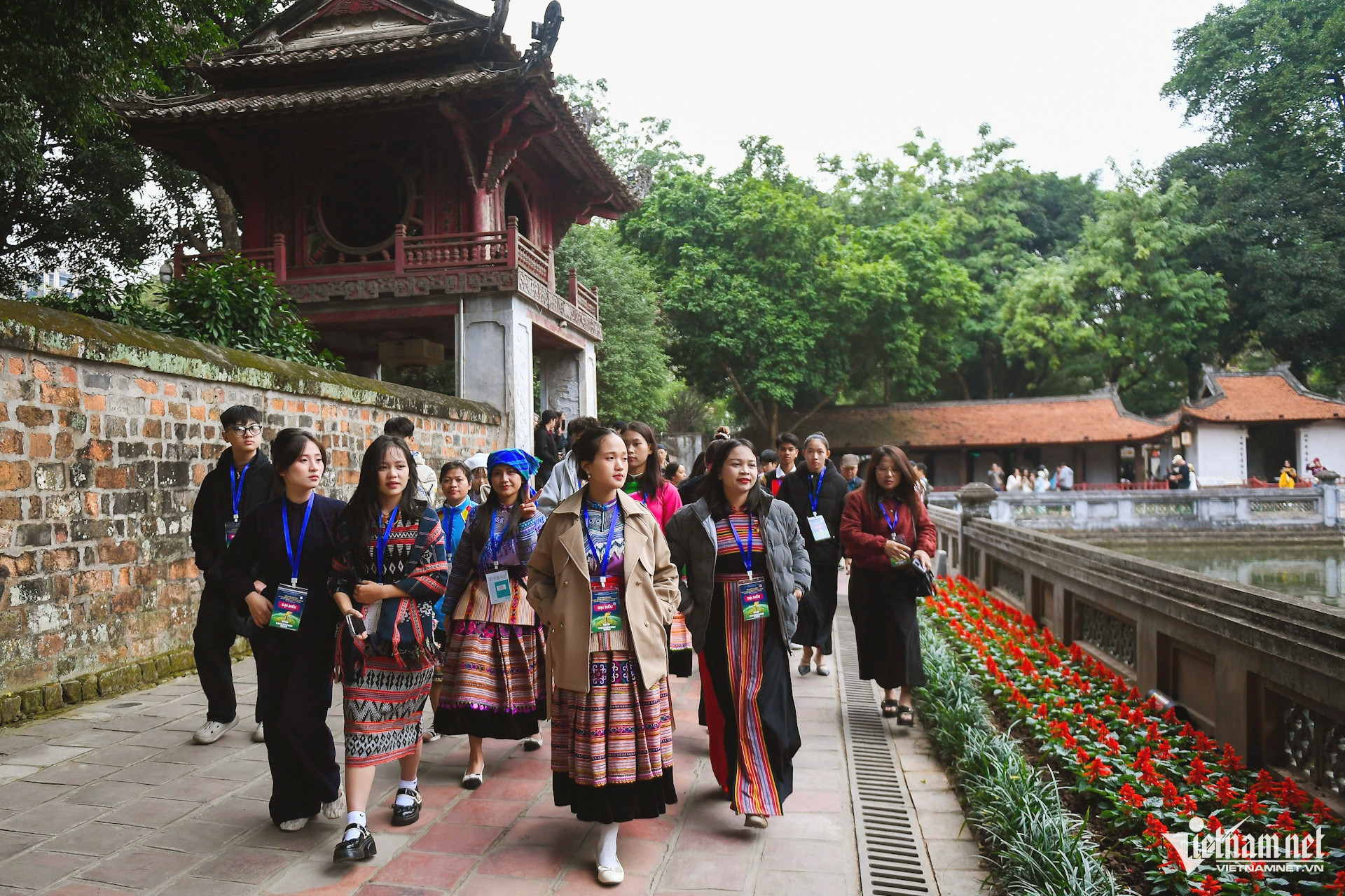 w van mieu 6jpg 1242.jpg