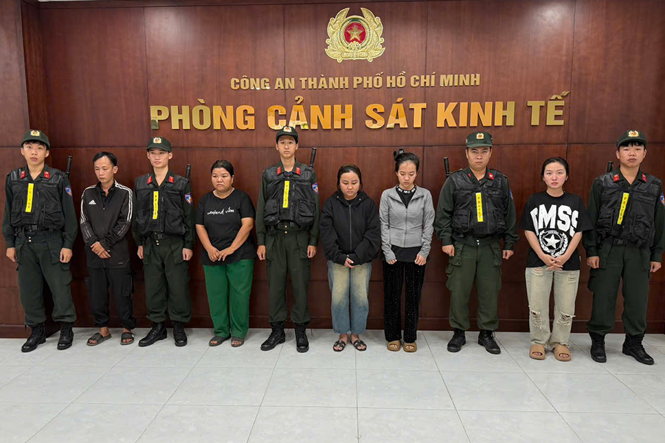 Bắt cặp vợ chồng cầm đầu đường dây sản xuất hàng trăm nghìn chai dầu gió giả