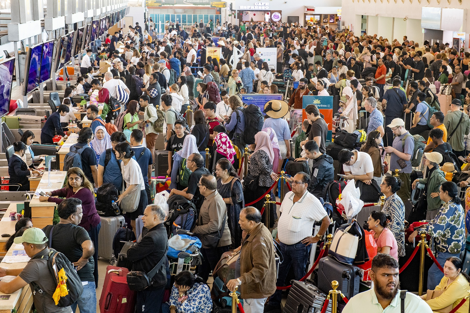 Bên trong sân bay Phú Quốc: Luôn ken đặc khách trước ngày 'đổi chủ' khai thác