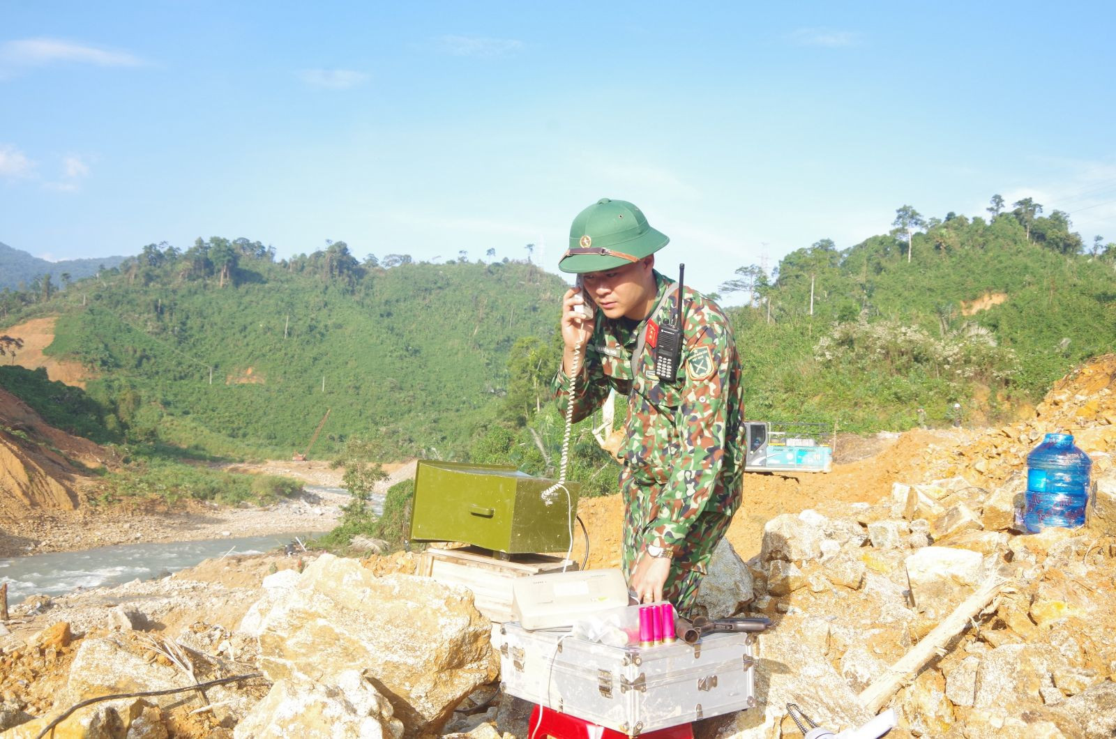 Cán bộ Đại đội 18 thông tin Bộ chỉ huy Quân sự TP Huế bảo đảm thông tin liên lạc cứu hộ, cứu nạn khi xảy ra sự cố thiên tai. (Ảnh Bộ chỉ huy Quân sự TP Huế).jpg