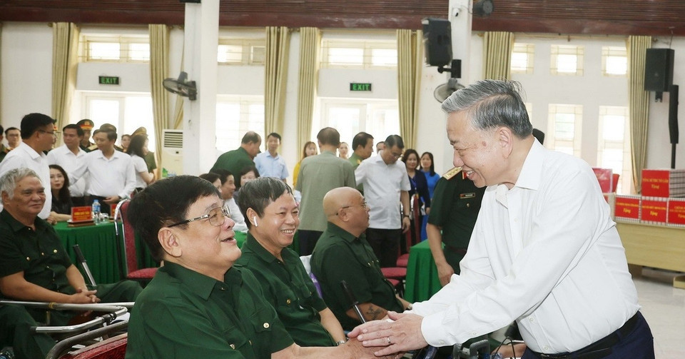 Đảng, Nhà nước tặng quà nhân dịp Đại hội Đảng 1...