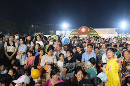 Vương quốc quýt hồng miền Tây rực sắc vàng cam, khách đổ về nườm nượp Đông nghịt du khách đổ về Festival hoa - kiểng lớn nhất miền Tây