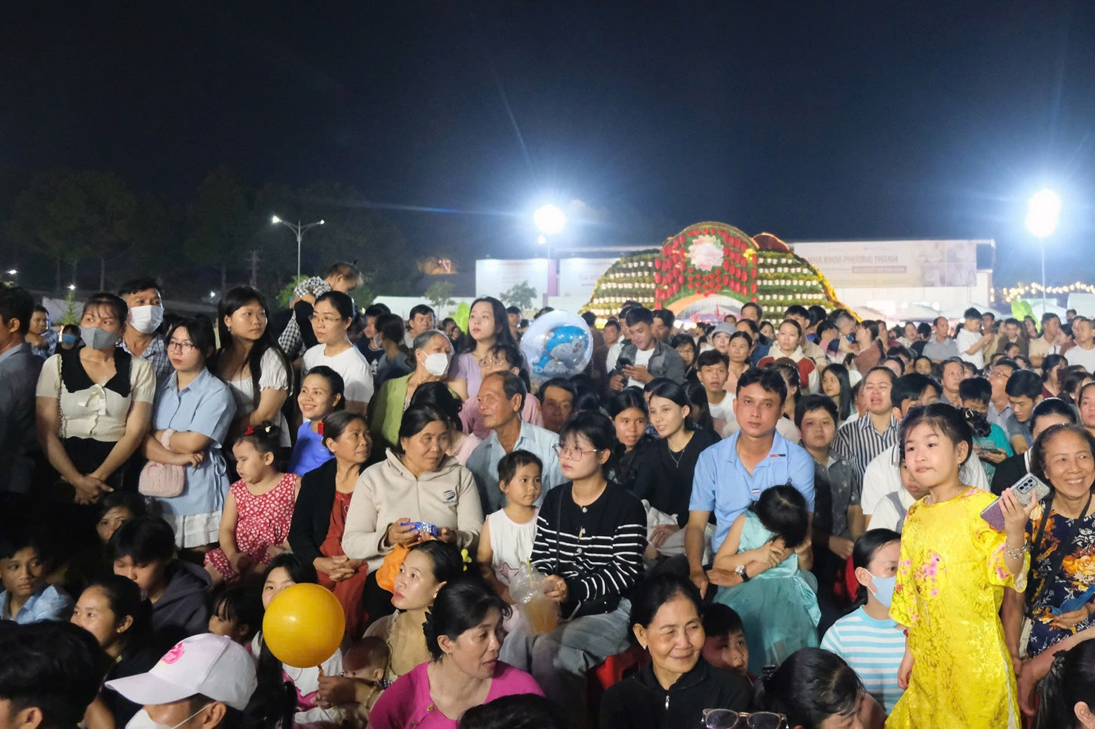 Đông nghịt du khách đổ về Festival hoa - kiểng lớn nhất miền Tây