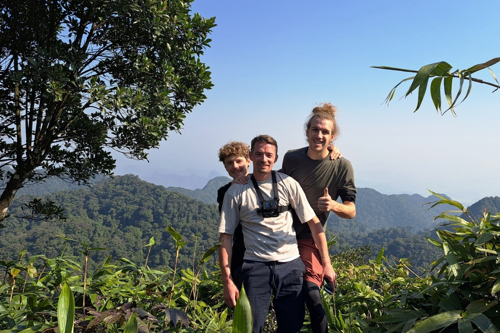 Du khách băng rừng vượt suối 5 tiếng, vỡ òa trước cảnh trên 'nóc nhà' Cúc Phương