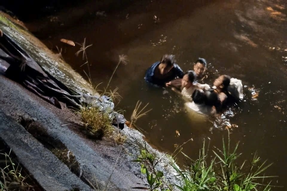 Hai cha con dũng cảm lao xuống dòng nước cứu 3 người trong đêm mưa rét