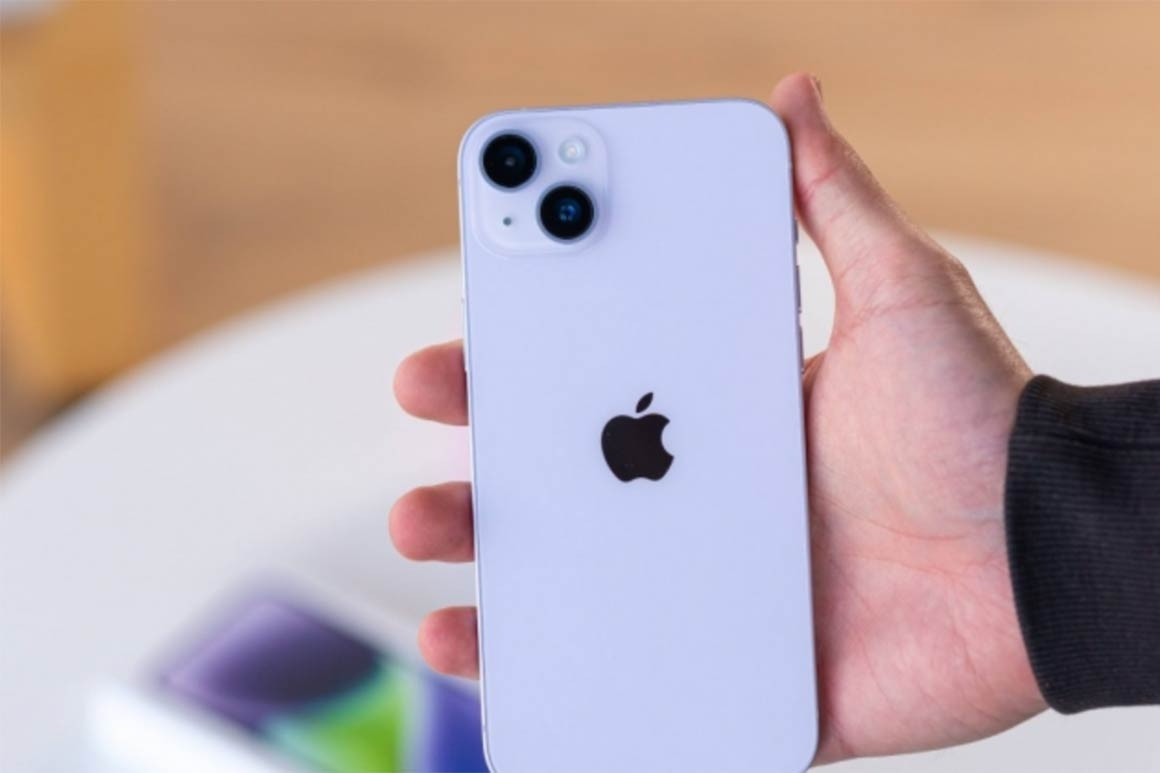 Hàng điện máy tích hợp AI ngày càng giảm; giá iPhone 14 Plus rẻ bất ngờ
