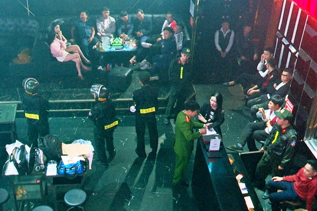 Hàng trăm cảnh sát đồng loạt đột kích 2 quán bar lớn ở Ninh Bình