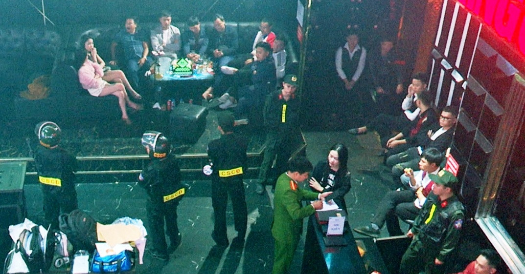 Hàng trăm cảnh sát đồng loạt đột kích 2 quán bar lớn ở Ninh Bình