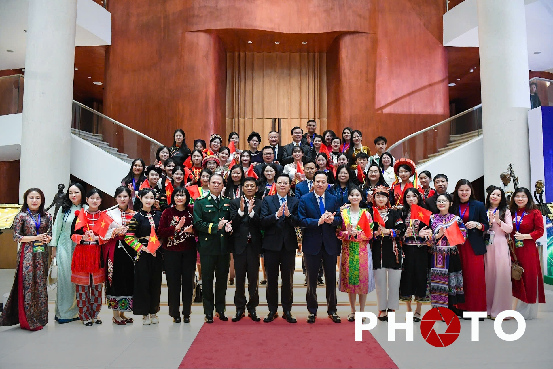 Khoảnh khắc khó quên trong Lễ Tuyên dương học sinh, sinh viên, thanh niên DTTS xuất sắc, tiêu biểu