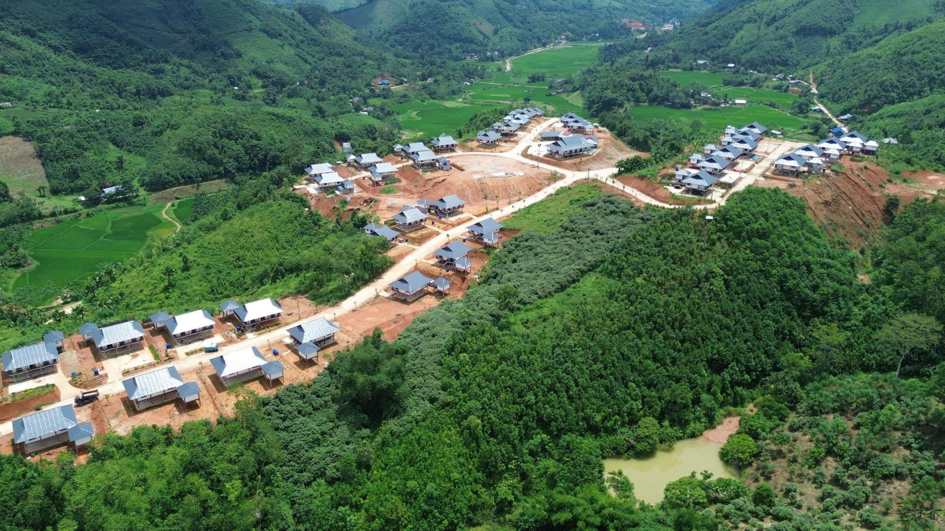 Làng Nủ tái sinh bắt đầu từ những viên được được người lính thợ khéo léo sắp đặt, dựng lên những căn nhà vững chãi. (Ảnh   Trọng Bảo).jpg