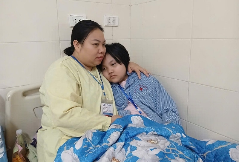  Lo gia đình kiệt quệ, bé gái 10 tuổi mắc ung thư não xin bố mẹ cho về nhà 