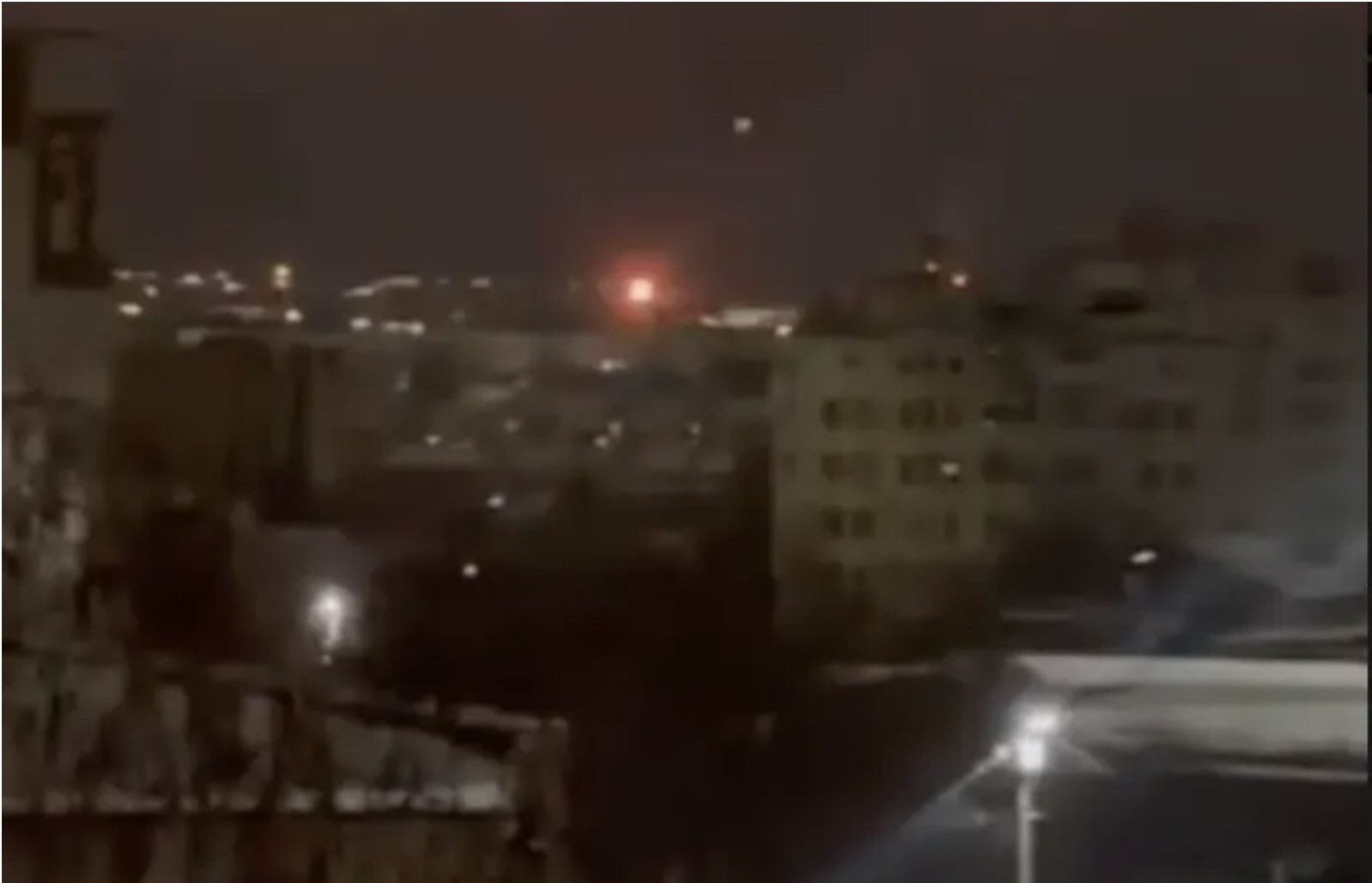 Một vụ nổ thắp sáng bầu trời Samara, Nga. Ảnh: Kyiv Independent