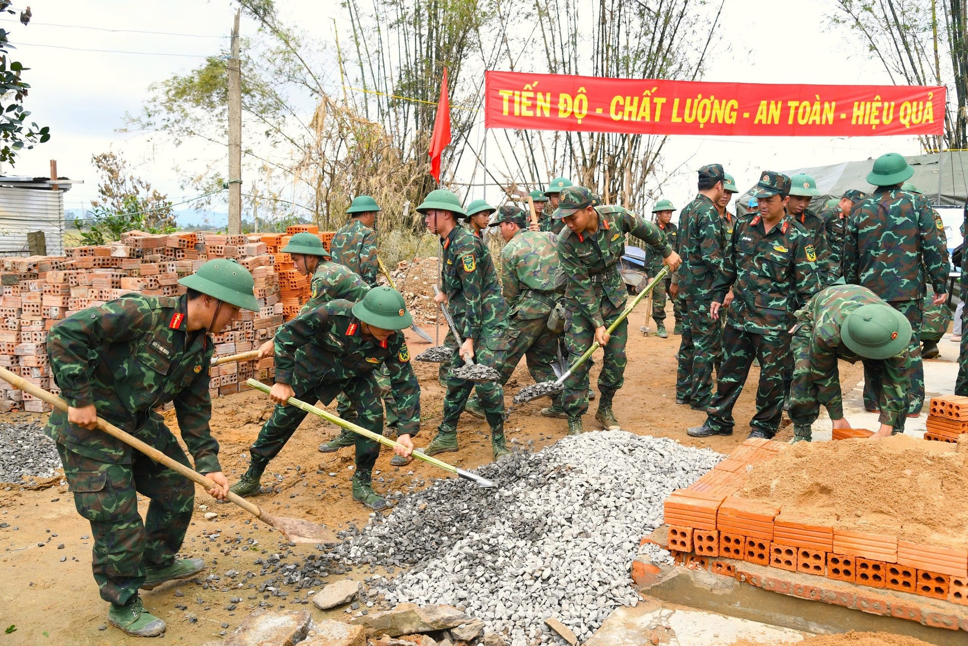 Những người lính thợ thuộc Bộ Tư lệnh Quân khu 5 triển khai Chiến dịch Quang Trung thần tốc xây dựng lại, sửa chữa nhà ở cho nhân dân vùng lũ tỉnh Đắk Lắk. (Ảnh   VGP).jpg