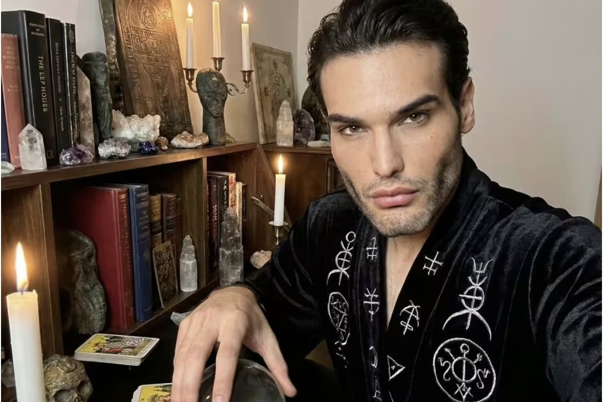  'Nostradamus sống' tiên tri các sự kiện lớn xảy ra trong năm 2026 