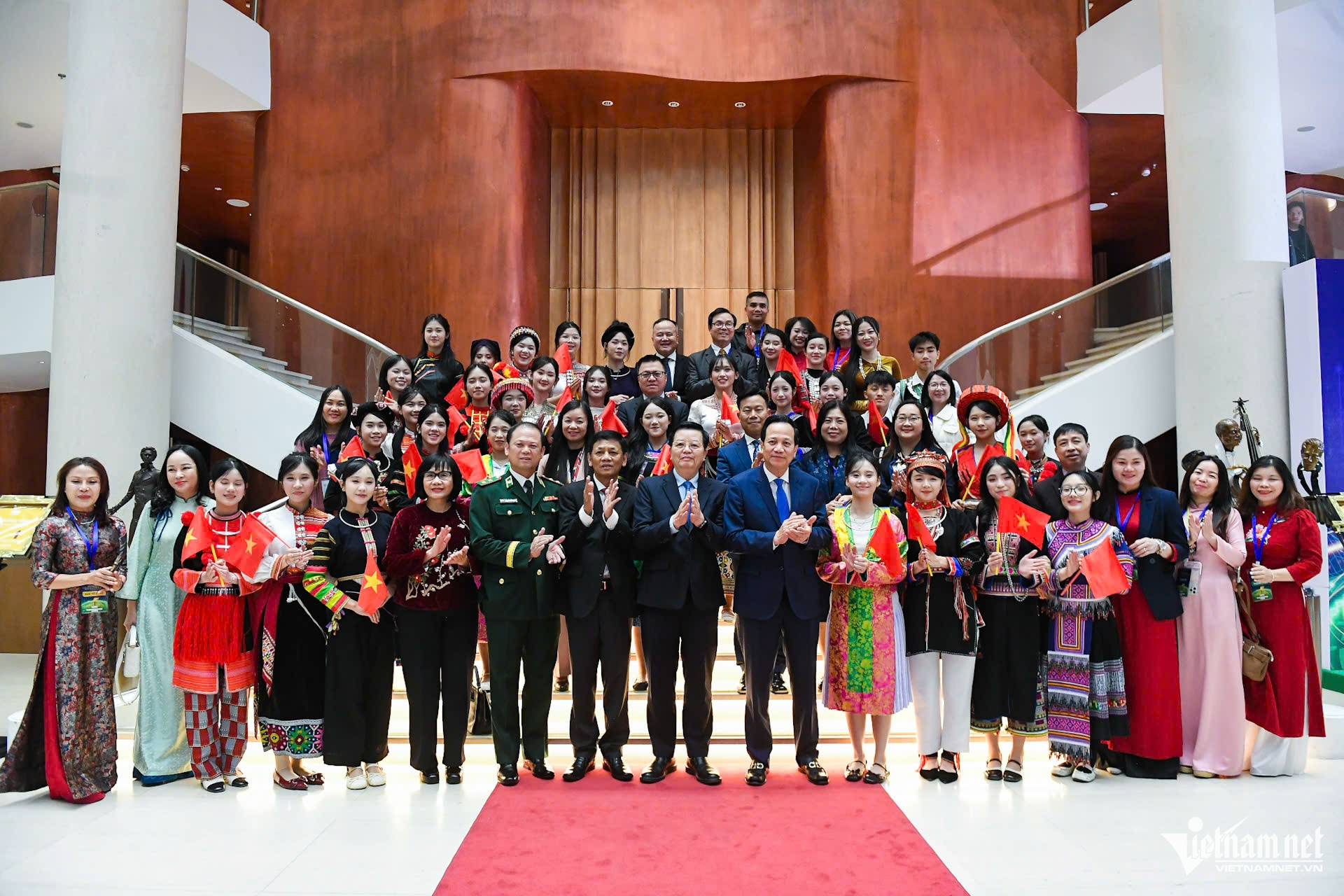 W-Le tuyen duong.jpg