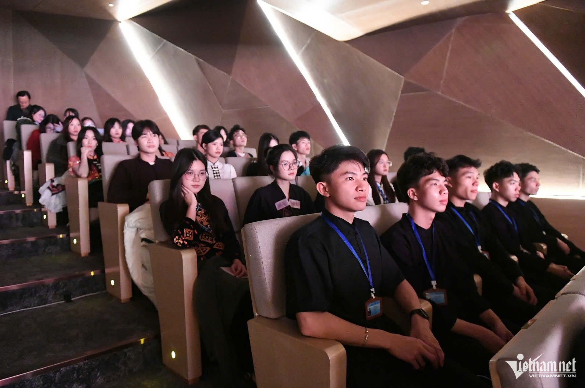 W-Le tuyen duong1.jpg