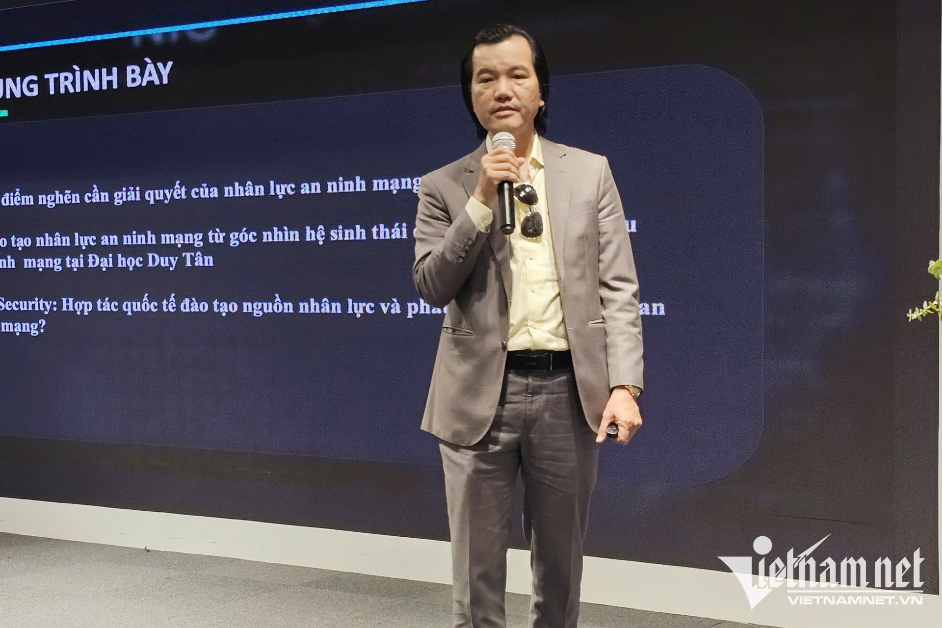 W-ong Nguyen Gia Nhu Dai hoc Duy Tan 1.jpg