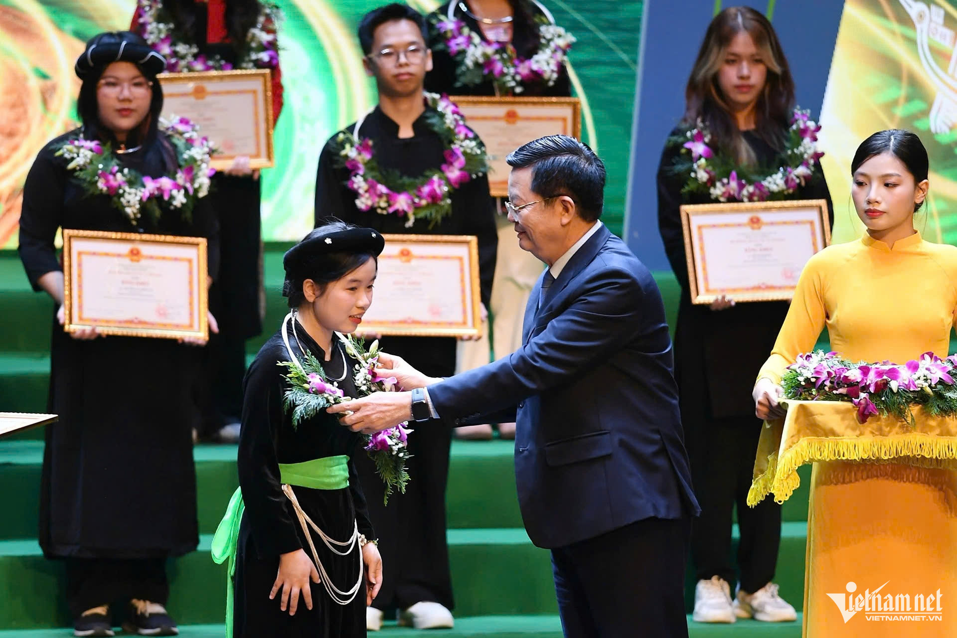 W-trao bang khen2.jpg