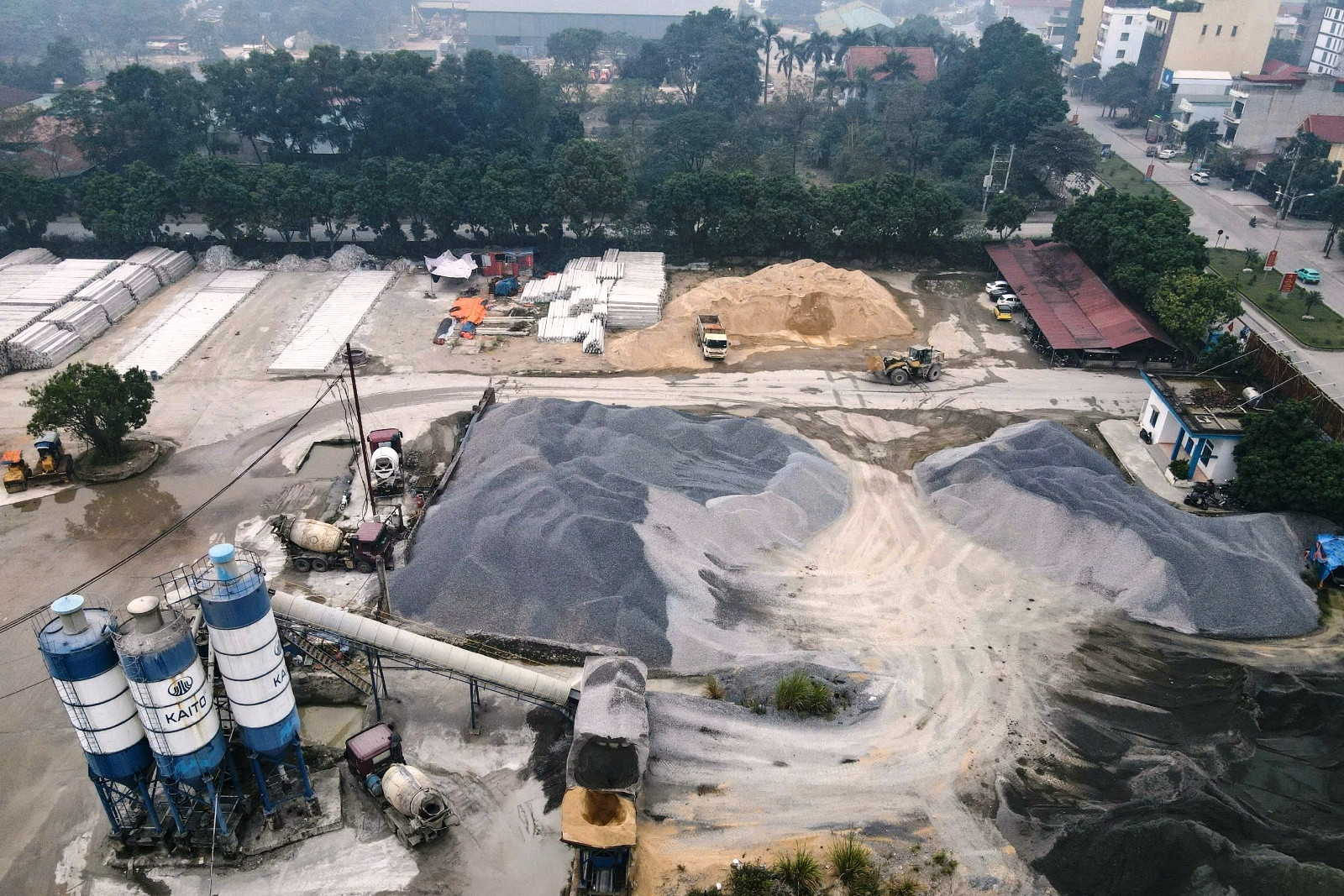 Xác định địa điểm mới để di dời trạm trộn bê tông, bãi tập kết xe ở Ninh Bình