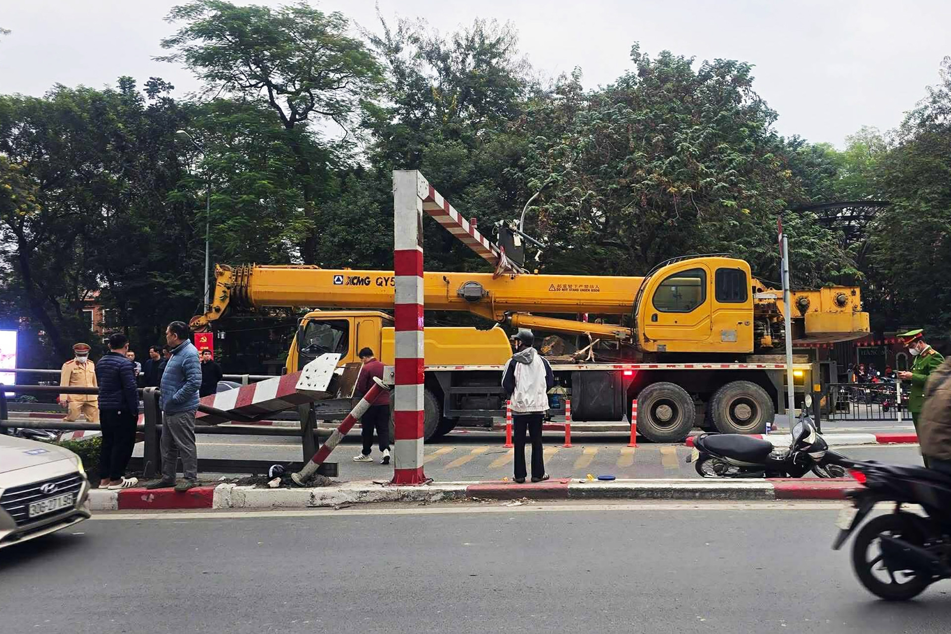 Xe cẩu đi lên cầu Thái Hà làm đổ thanh giới hạn chiều cao, 2 xe máy gặp nạn