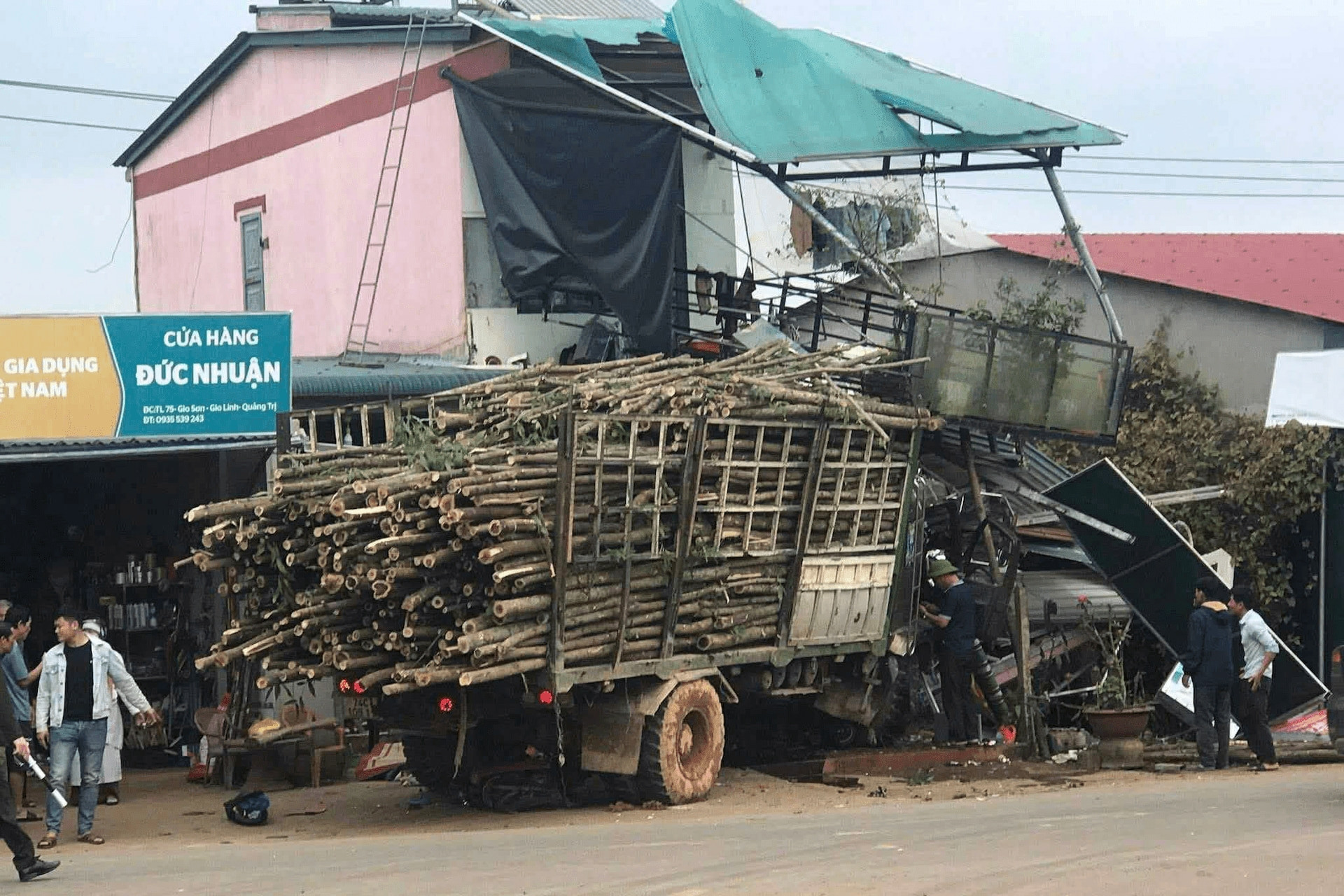 Xe tải chở keo va chạm xe máy chở 3 cha con, bé trai 5 tuổi tử vong