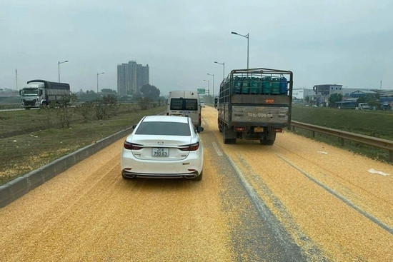 Bản tin cuối ngày 29/12: Xe đầu kéo bung chốt, 3 tấn ngô tràn xuống cao tốc
