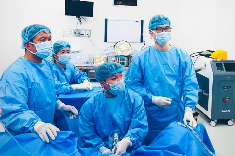 Bác sĩ tá hỏa phát hiện lượng sỏi không đếm xuể trong thận của người phụ nữ